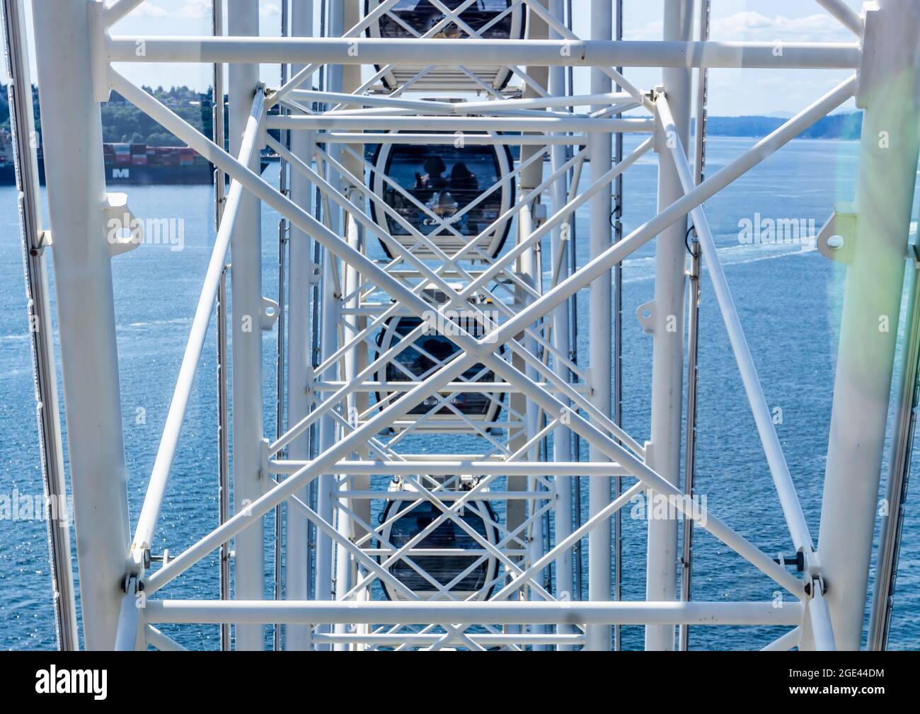 Architecture of a ferris wheel on the Seattke waterfront Stock Photo ...