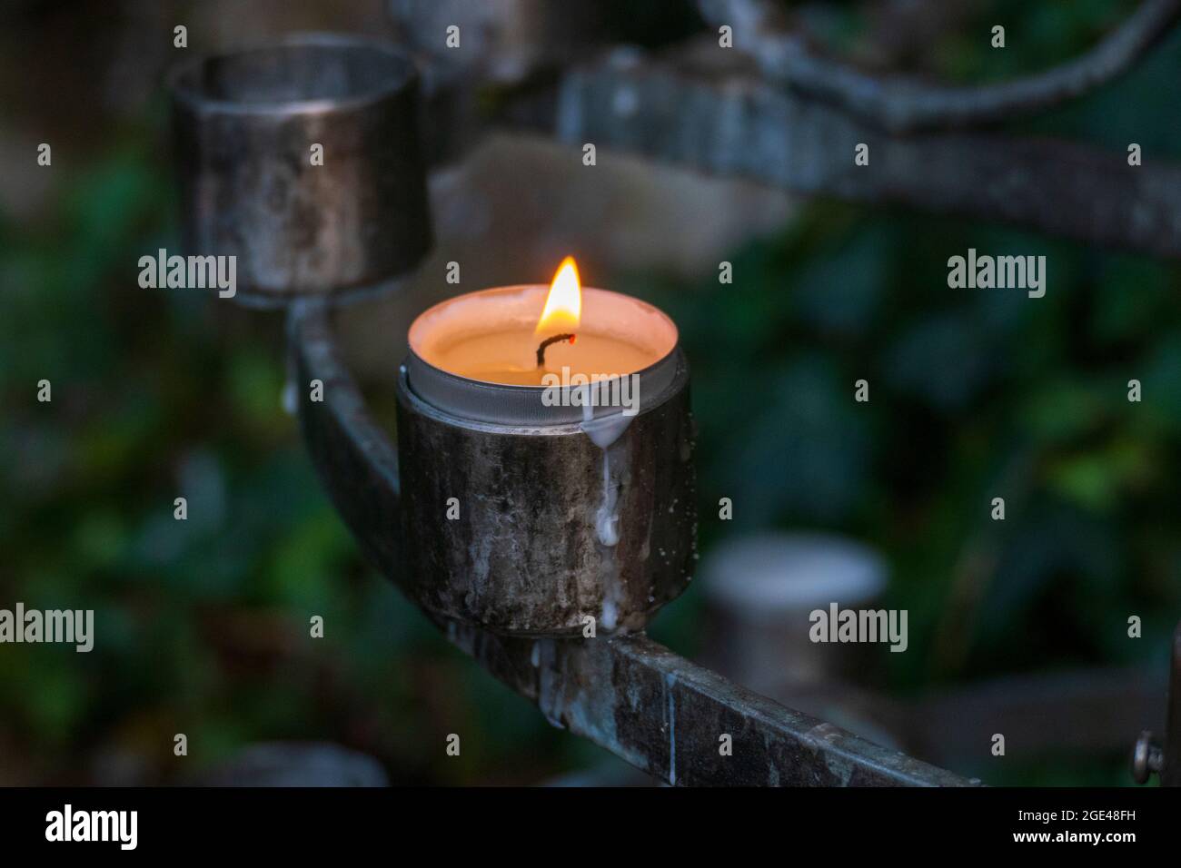 Brennende Kerze, Teelicht in einer Kirche, Sinnbild für Fürbitten Stock Photo