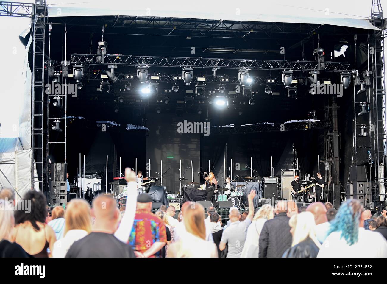 Bang Bang Romeo Performing Live at Doncaster Racecourse Stock Photo