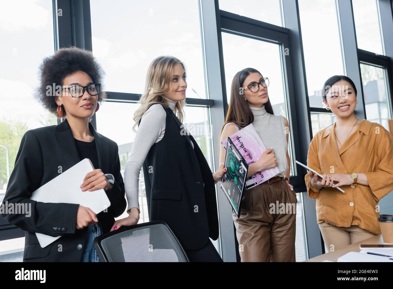 Office multicultural computer hi-res stock photography and images - Alamy