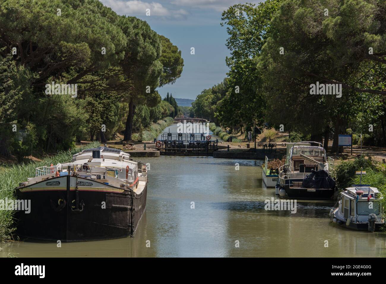 Boats on the Canal de Jonction into the direction of Salleles d'Aude Stock Photo