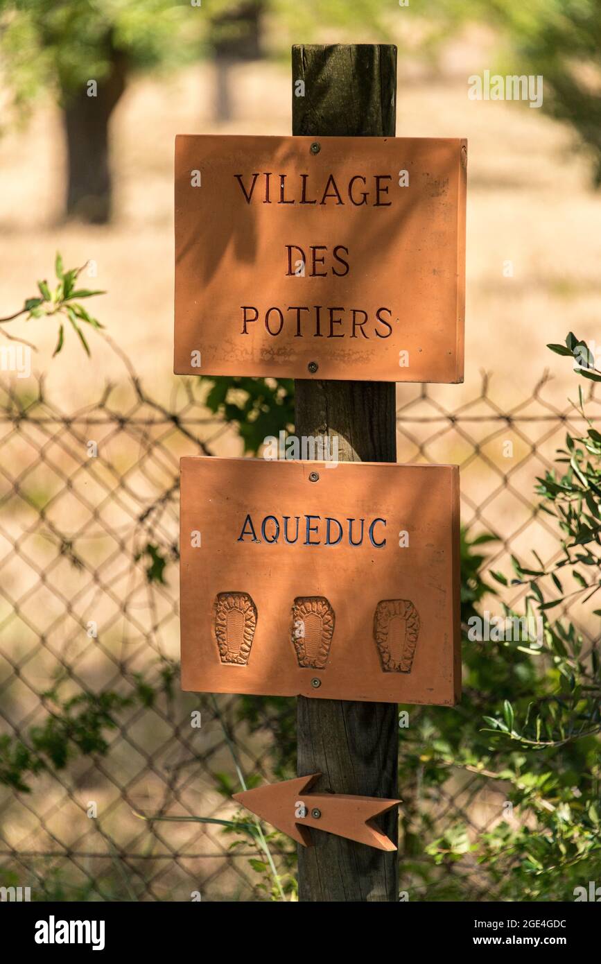 Wegweiser auf dem Außengelände des Museums Amphoralis - signpost on the grounds of Amphoralis Roman pottery museum Stock Photo