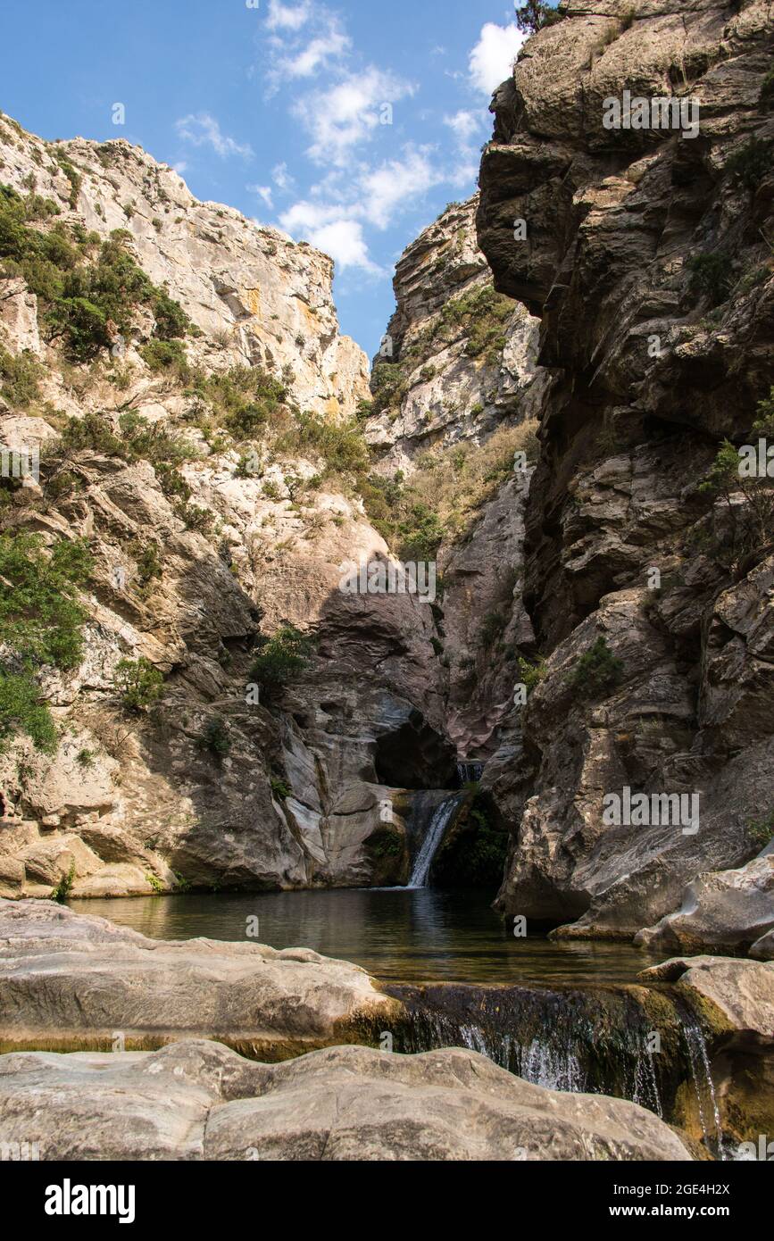 Natürliche Schönheit: Wasserfall und Natur-Pool in der Schlucht von Termenet - natural beauty: waterfall and natural pool at the Gorges de Termenet Stock Photo