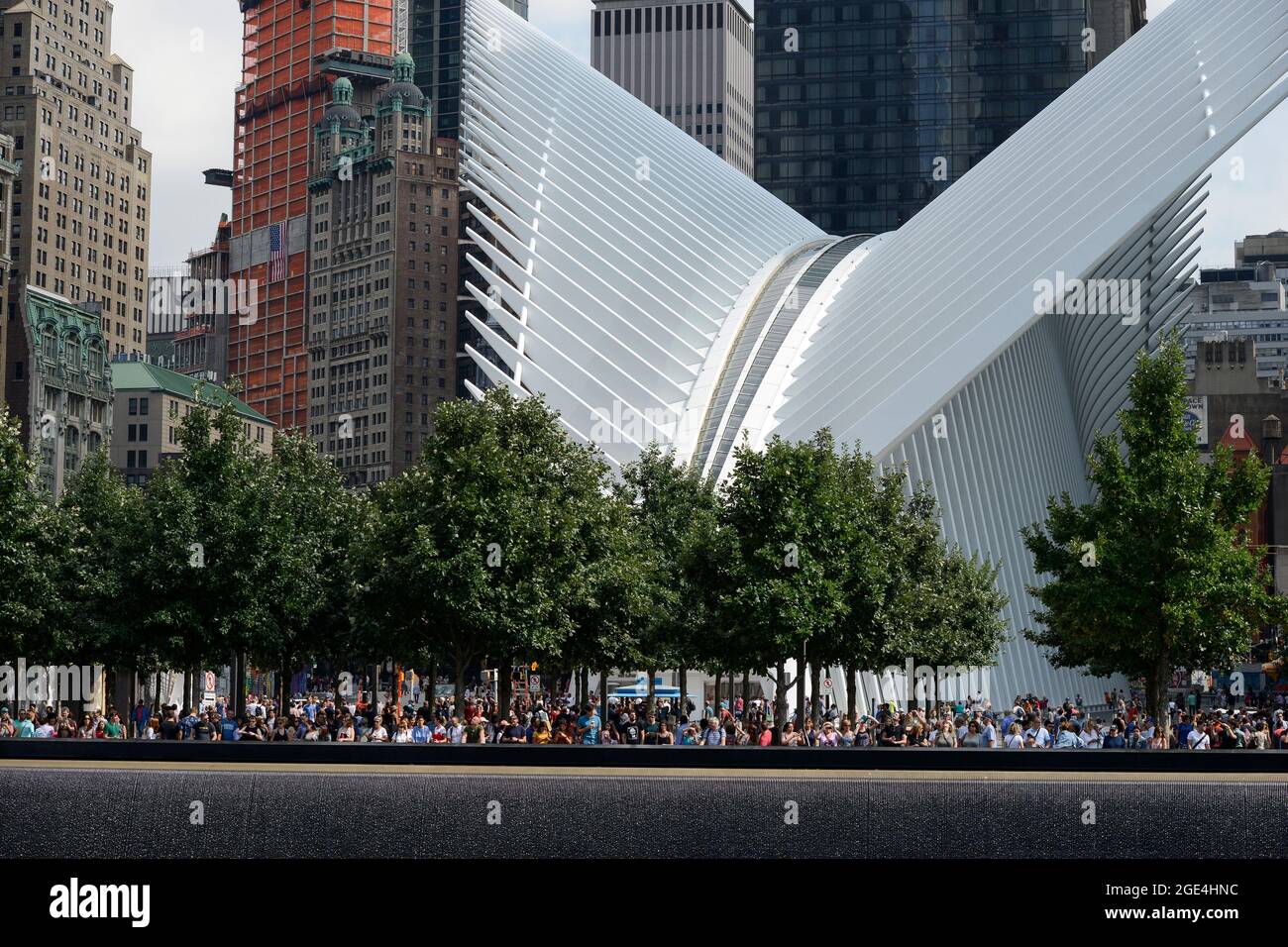 USA, New York City, 9/11 memorial Ground Zero for memory of the victims of terrorist attack of 11th September 2001 at tower of world trade center, reflecting pool / USA, New York, Ground Zero Mahnmal für Opfer der Terroranschlaege am 11.  September 2001 am WTC world trade center, Fundamentloch eines eingestürzten Towers mit Wasserbassin reflecting pool Stock Photo
