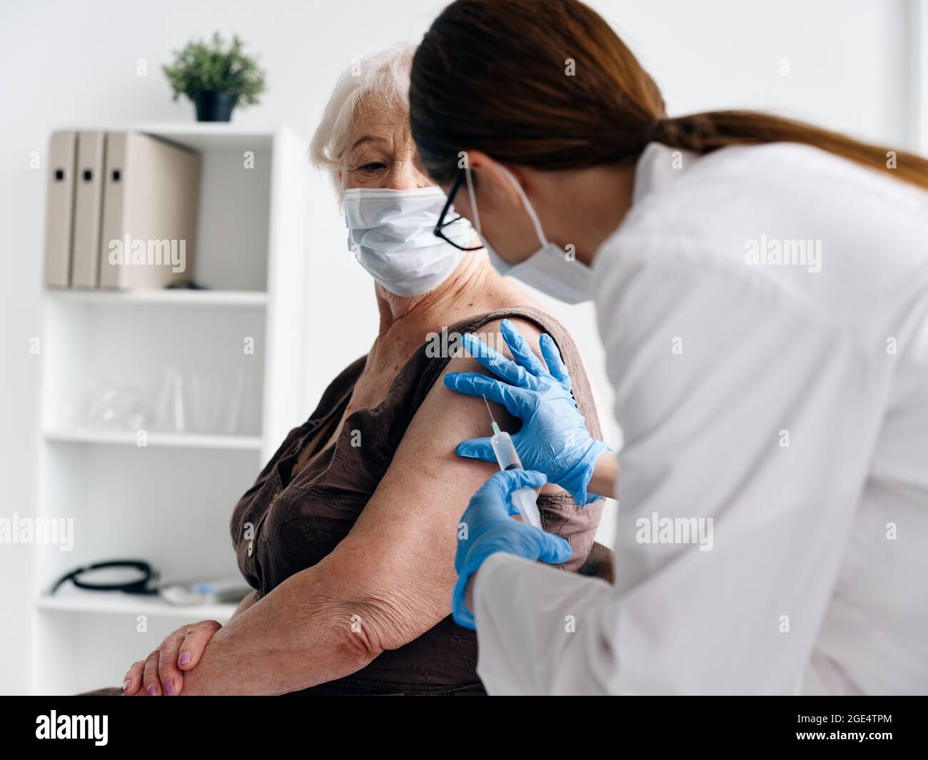 woman doctor giving an injection Vaccine patient passport immunity ...
