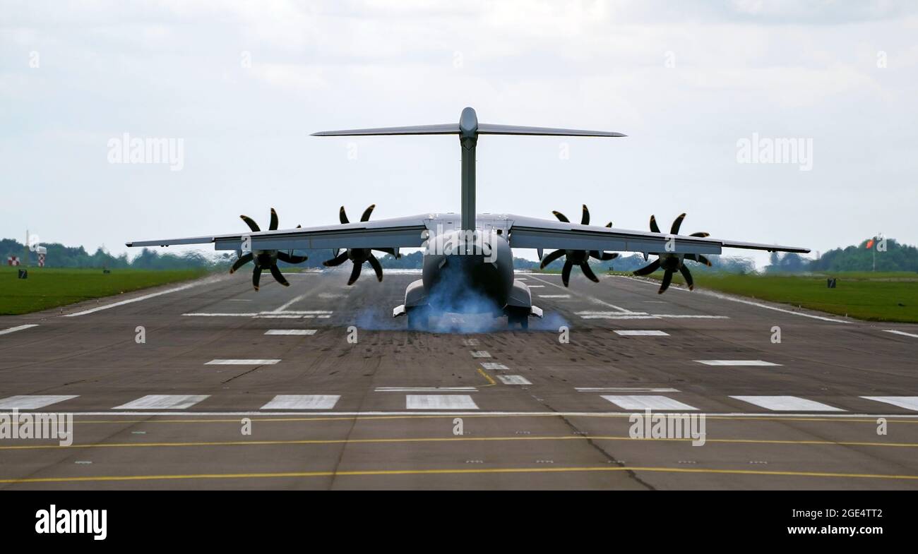 Military flights hi-res stock photography and images - Page 5 - Alamy