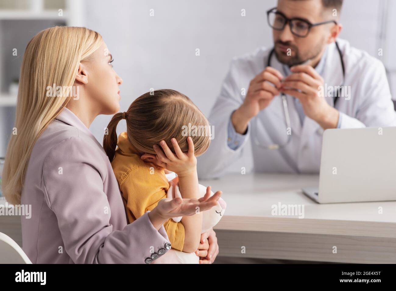 Sick child mother doctor hi-res stock photography and images - Alamy