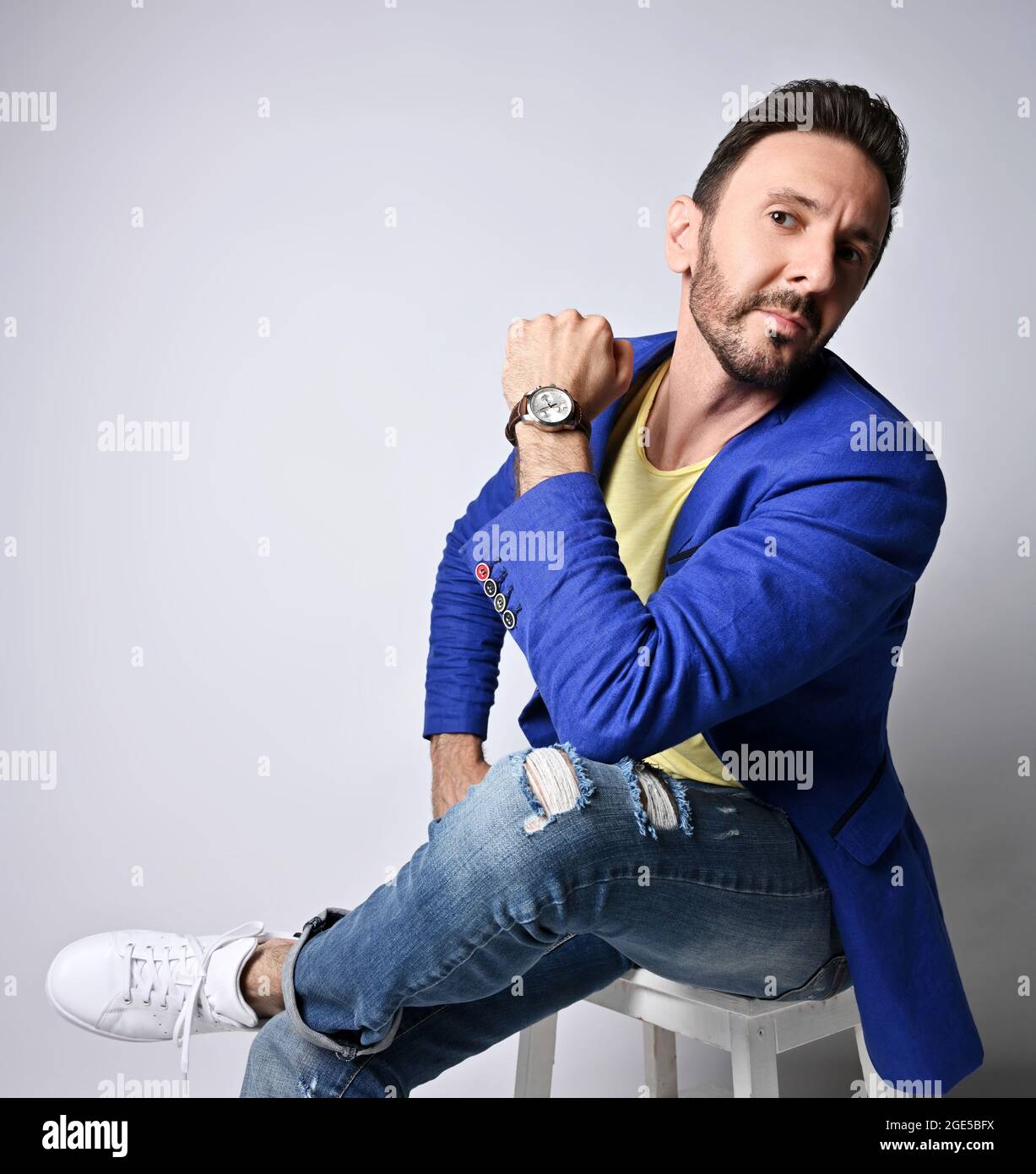 Man sitting chair legs crossed hi-res stock photography and images - Alamy