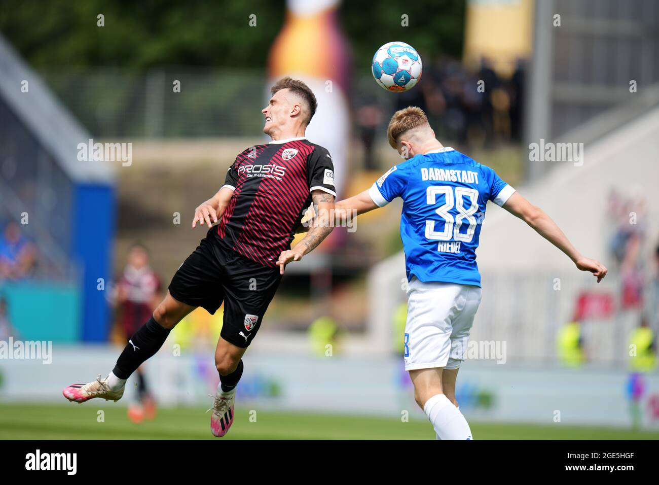 Darmstadt, Germany. 15th Aug, 2021. Football: 2nd Bundesliga, Darmstadt 98 - FC Ingolstadt 04, Matchday 3 at Merck-Stadion am Böllenfalltor. Ingolstadt's Dennis Eckert Ayensa (l) and Darmstadt's Clemens Riedel fight for the ball. Credit: Thomas Frey/dpa - IMPORTANT NOTE: In accordance with the regulations of the DFL Deutsche Fußball Liga and/or the DFB Deutscher Fußball-Bund, it is prohibited to use or have used photographs taken in the stadium and/or of the match in the form of sequence pictures and/or video-like photo series./dpa/Alamy Live News Stock Photo