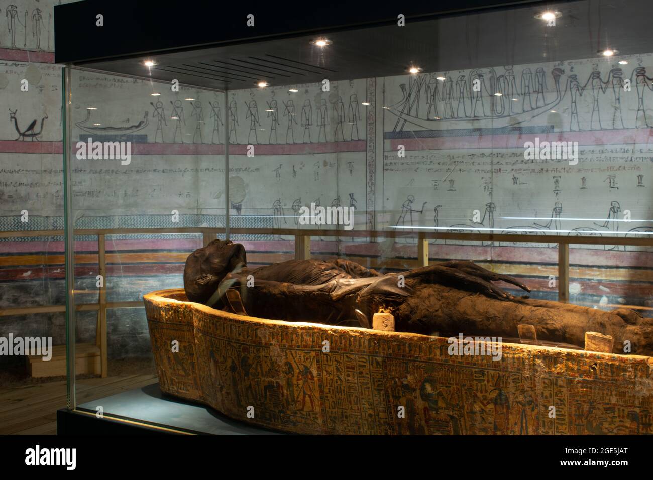 Mummy in Egyptian Gallery Bolton Museum. UK. Coffin of Tawuhenut and mummified body of unknown man. Stock Photo
