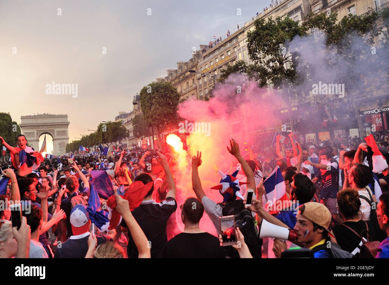 Crowd fifa world cup final 2018 hi-res stock photography and images - Alamy