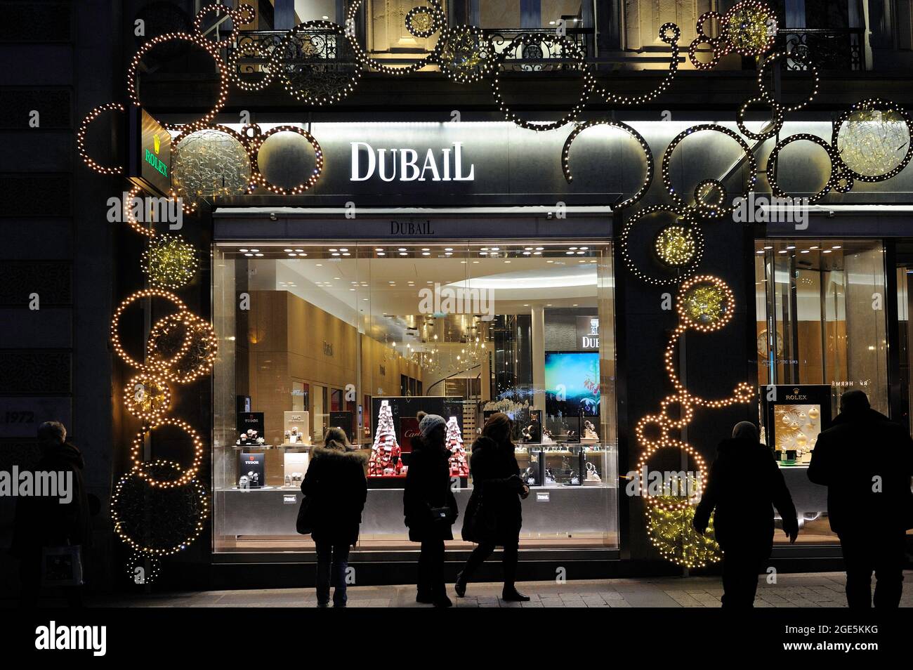 FRANCE, PARIS (75) 8TH ARRONDISSEMENT, CHAMPS-ELYSEES AVENUE AT CHRISTMAS  TIME, DUBAIL LUXURY CLOCK SHOP Stock Photo - Alamy