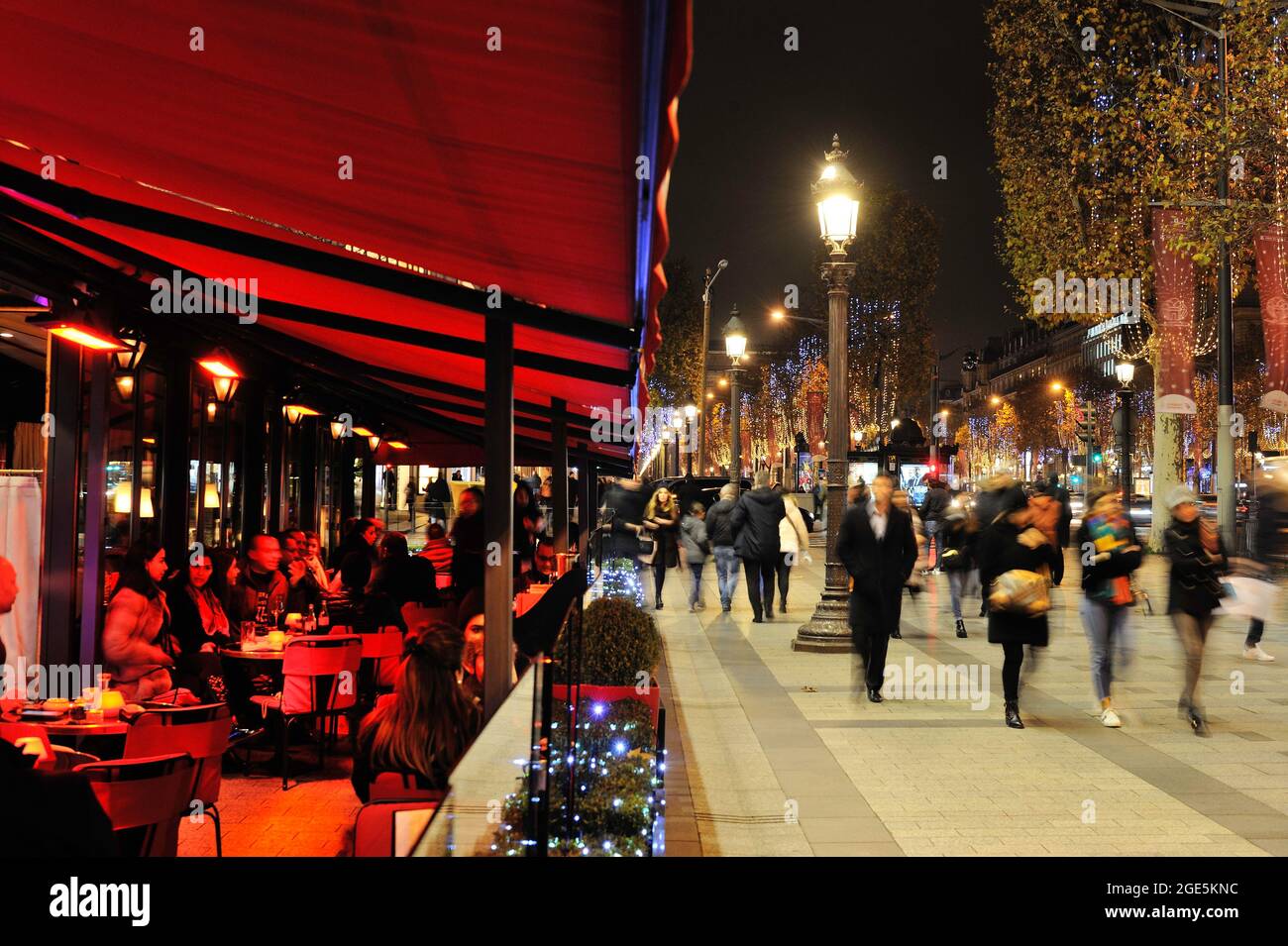 FRANCE, PARIS (75) 8TH ARRONDISSEMENT, CHAMPS-ELYSEES AVENUE AT CHRISTMAS TIME, LE FOUQUET'S CAFE AND RESTAURANT Stock Photo