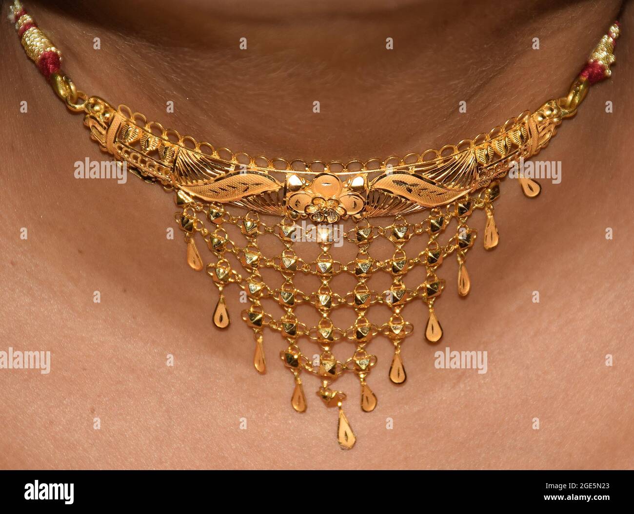 A Lady Showcasing Indian gold jewellery Choker on her neck Stock Photo -  Alamy