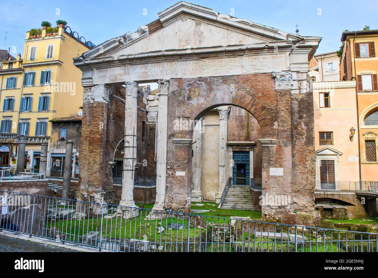 Pillar portico hi-res stock photography and images - Alamy