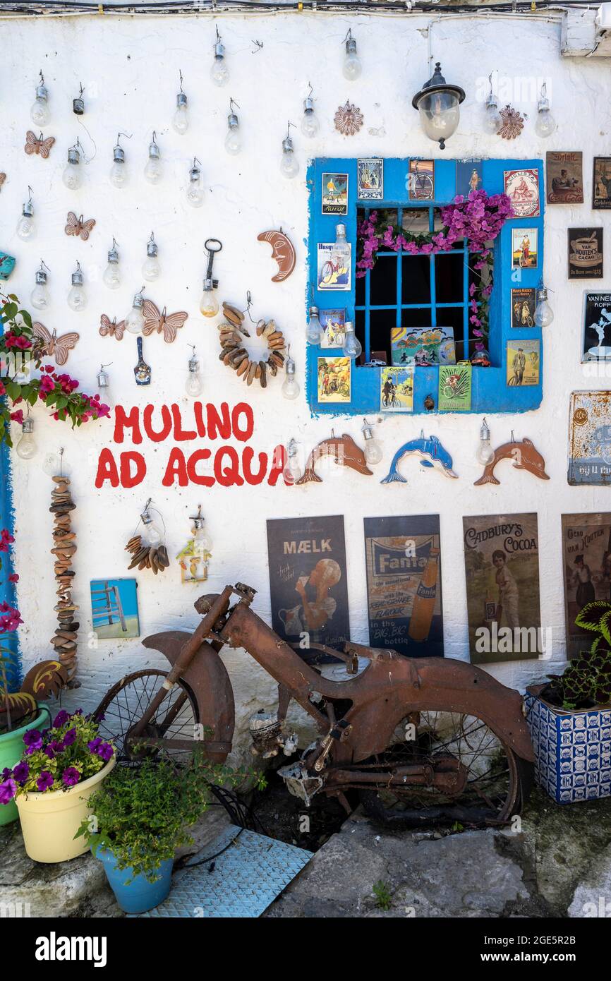 Decorated wall with rusted motorbike and flowers, Mulino Ad Acqu restaurant, Zia, Kos, Dodecanese, Greece Stock Photo