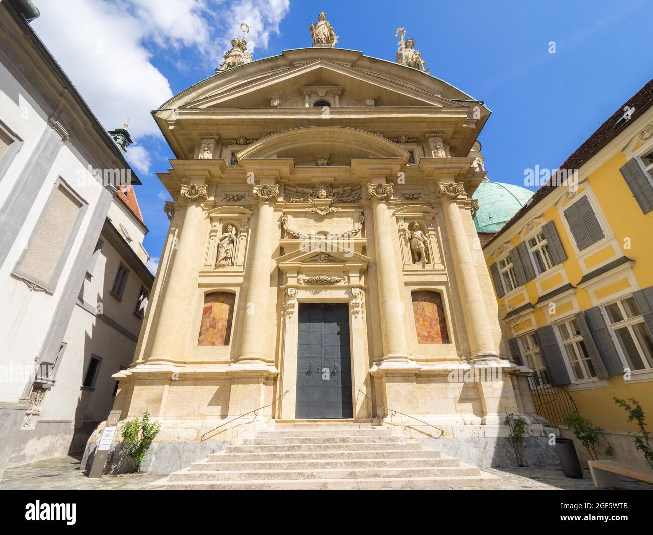 Emperor mausoleum hi-res stock photography and images - Alamy