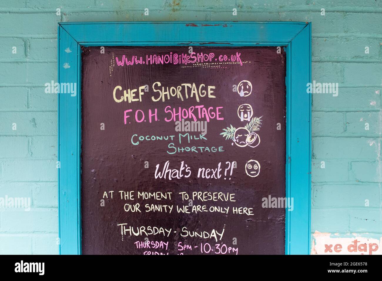 Hospitality recruitment crisis - Chef Shortage, Front of House shortage sign - post brexit and covid pandemic - Hanoi Bike Shop, Glasgow, Scotland, UK Stock Photo