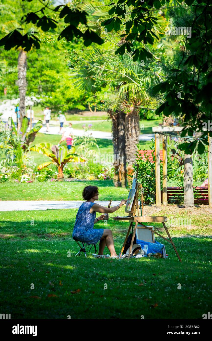 Arcachon (south western France): “parc Mauresque”, Moorish Park. Woman, painter, artist painting in the park Stock Photo