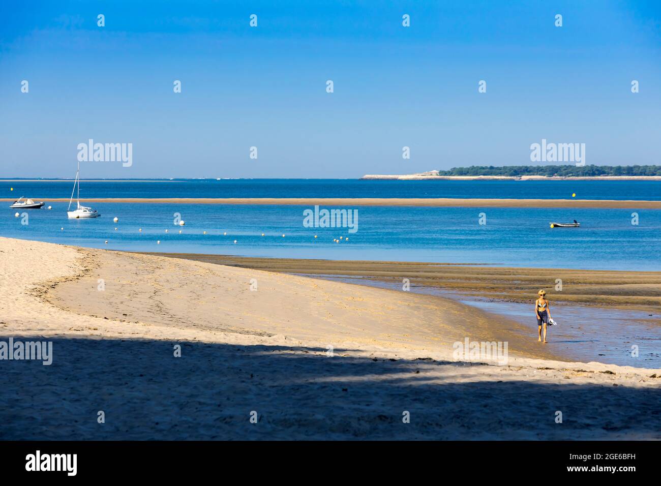 Arcachon (south western France): woman walking alone on the beach at low  tide Stock Photo - Alamy