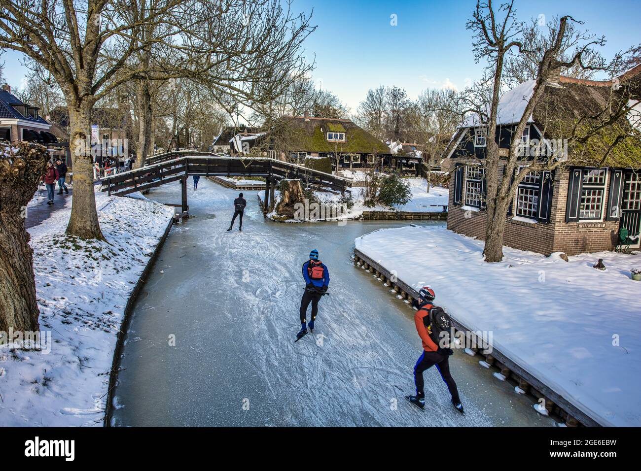 Night market in Giethoorn with stalls and festive lights.
