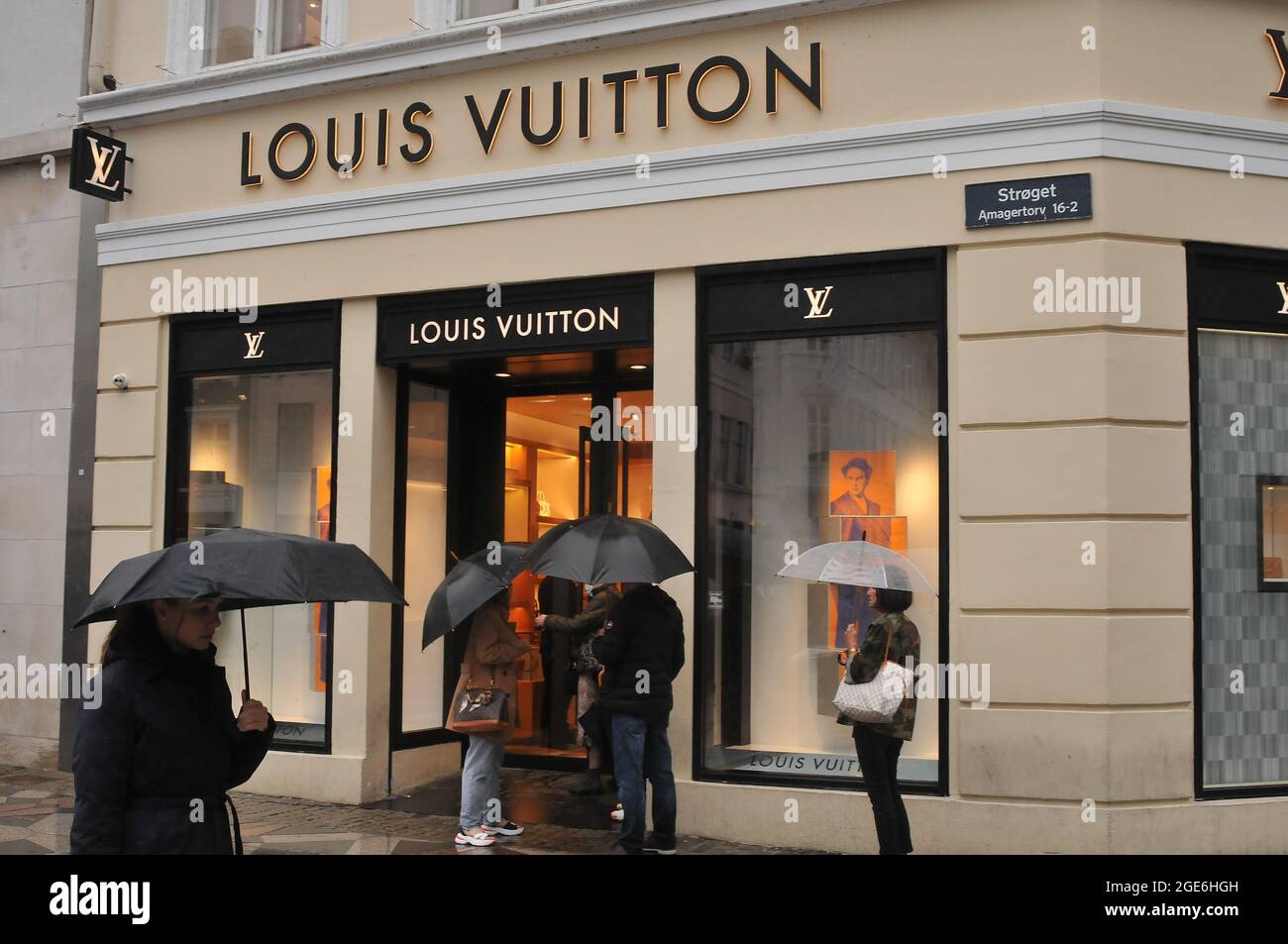 tage Samler blade nød Copenhagen, Denmark. 17 August 2021, Shoppers waiting at Louis Vuitton  store dueto social distancing in store due to covid-19 health issue. (Photo  Stock Photo - Alamy