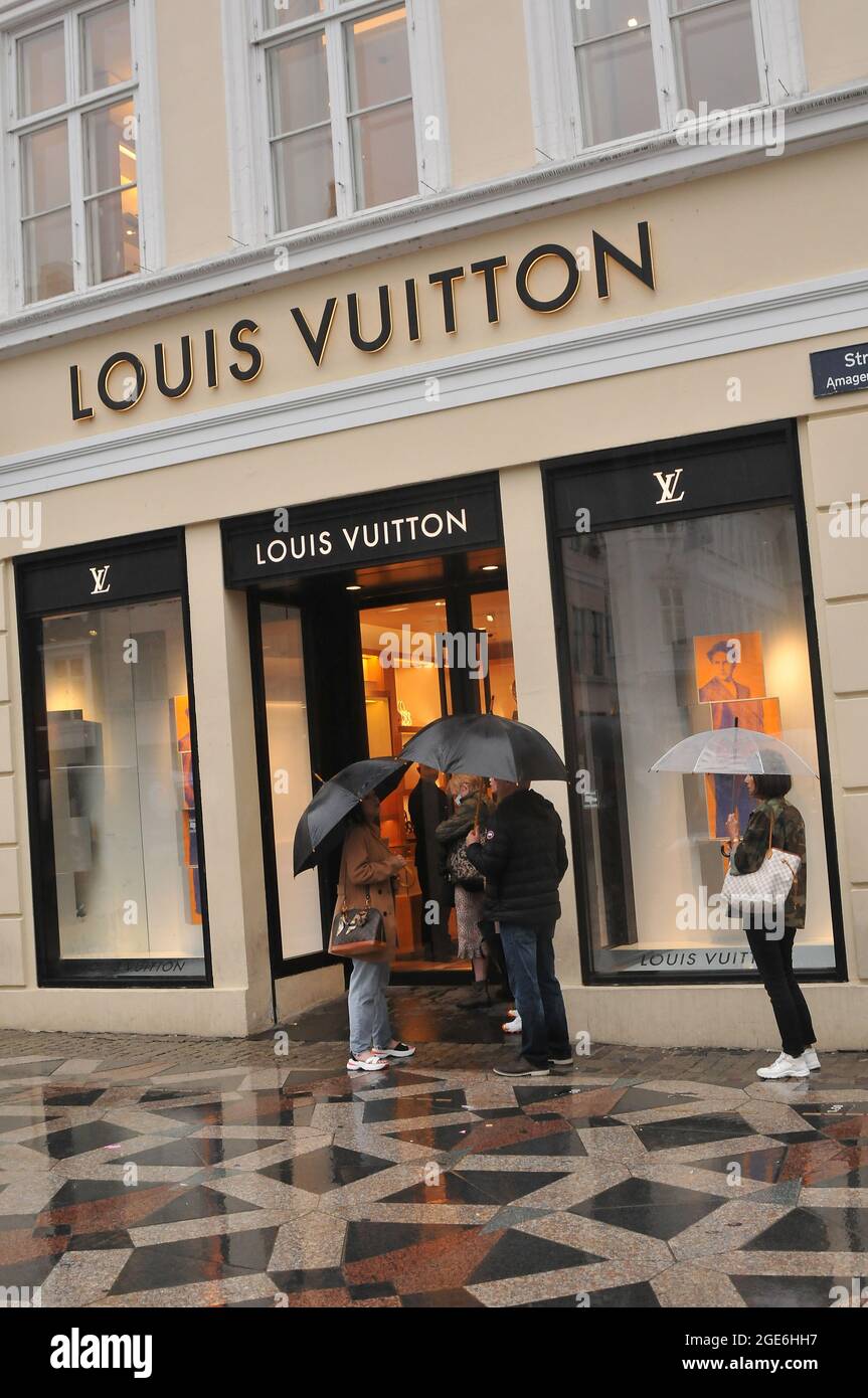 Copenhagen, 17 August 2021, Shoppers at Louis Vuitton dueto social distancing in store due to covid-19 health issue. (Photo Stock Photo - Alamy