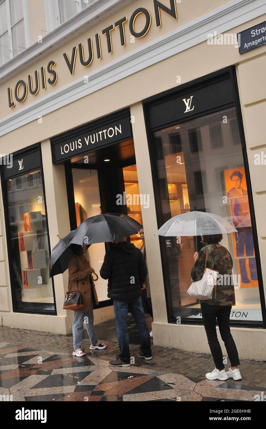 udstilling brændt hul Copenhagen, Denmark. 17 August 2021, Shoppers waiting at Louis Vuitton  store dueto social distancing in store due to covid-19 health issue. (Photo  Stock Photo - Alamy