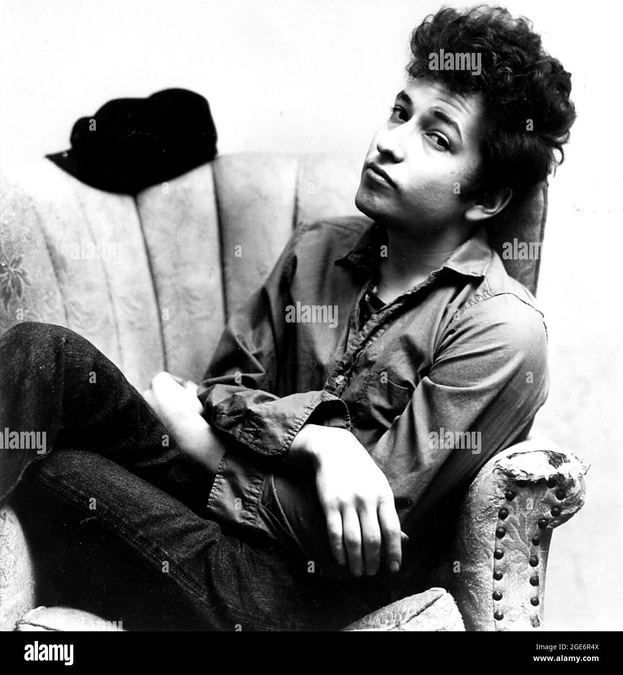 August 17, 2021: A lawsuit filed in New York City claims that legendary singer-songwriter BOB DYLAN sexually abused a 12-year-old girl in 1965, according to court documents. The now-68-year-old woman, identified in the lawsuit as J.C., alleges that ''over a six-week period'' the singer ''befriended and established an emotional connection'' with her and ultimately sexually abused her multiple times between April and May of 1965 when she was 12. FILE IMAGE SHOT ON: Circa 1965, Los Angeles, California, USA: Singer BOB DYLAN relaxing on an old arm chair during a portrait session. (Credit Image: © Stock Photo