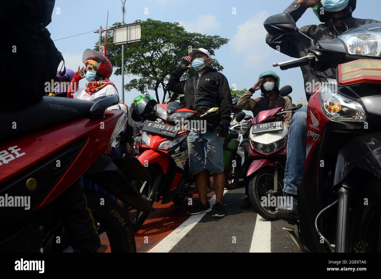 The 76th Indonesian Independence ceremony took place in some places, especially in Depok, West Java. Police and people who pass through the Juanda area, Margonda, Depok, were participating in the ceremony. (Photo by Cahya Nugraha/Pacific Press) Stock Photo