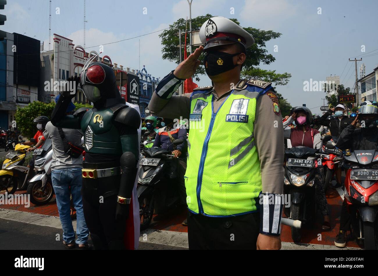 The 76th Indonesian Independence ceremony took place in some places, especially in Depok, West Java. Police and people who pass through the Juanda area, Margonda, Depok, were participating in the ceremony. (Photo by Cahya Nugraha/Pacific Press) Stock Photo