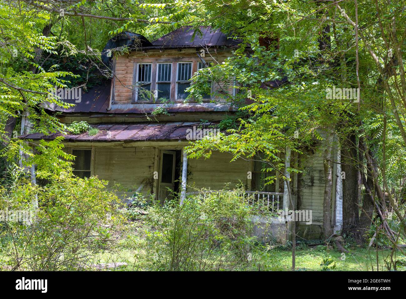 In rural Tennessee, one of many abandoned decaying farmhouses. Stock Photo