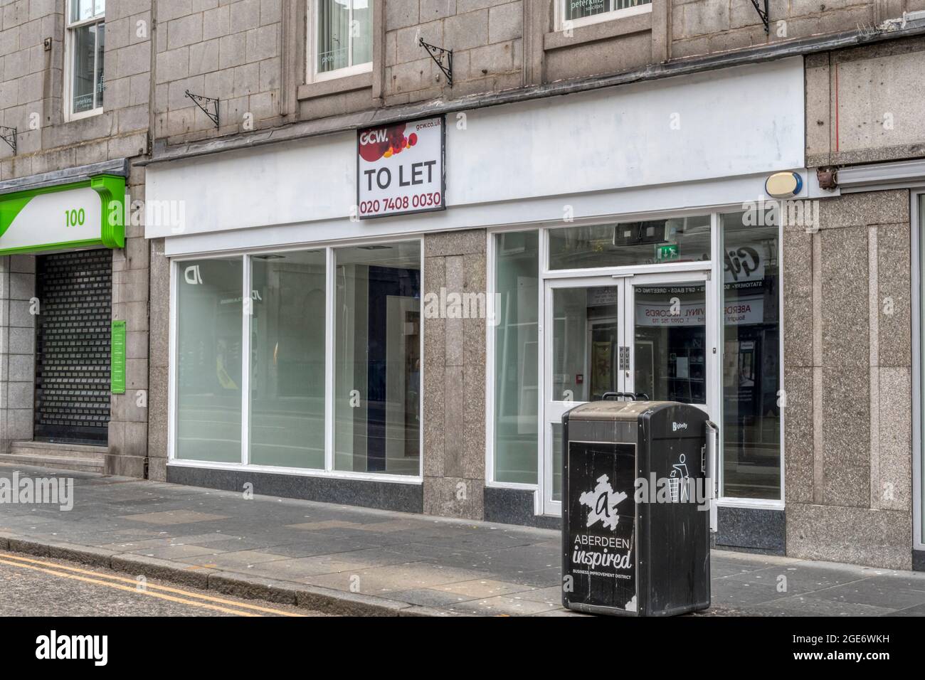 Closed and empty O2 shop to let in Union Street, Aberdeen. Stock Photo