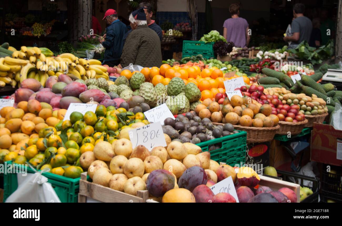 Tropical fruit, fruit stall, Farmers' Market (Mercado de Lavradrores