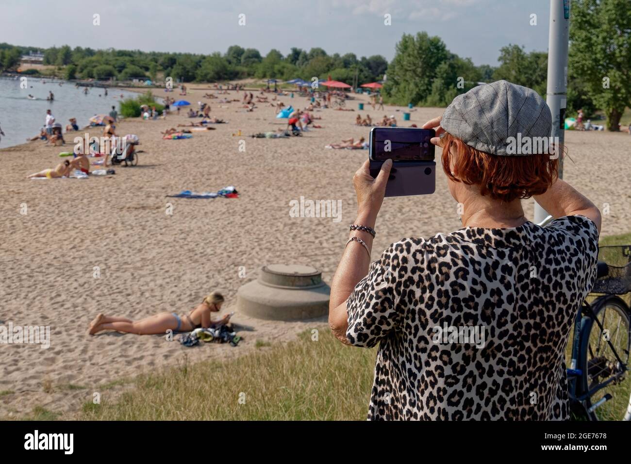 Frau fotografiert mit Smartphone den Nordstrand vomCospudener See bei Leipzig, Nordufer mit Sandstrand, Markkleeberg , Badestrand, Leipzig, Sachsen, Stock Photo