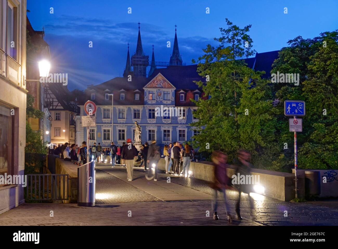 Jugendliche treffen sich abends zum Feiern auf der Unteren Brücke Bamberg, Partybrennpunkt, Oberfranken, Bayern, Deutschland Stock Photo