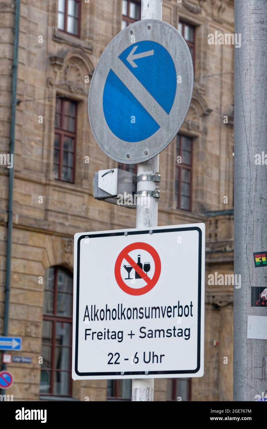 Verbotsschild bzgl.  Alkoholkonsum in der Altstadt von Bamberg während der Corona-Pandemie,  Oberfranken, Bayern, Deutschland Stock Photo