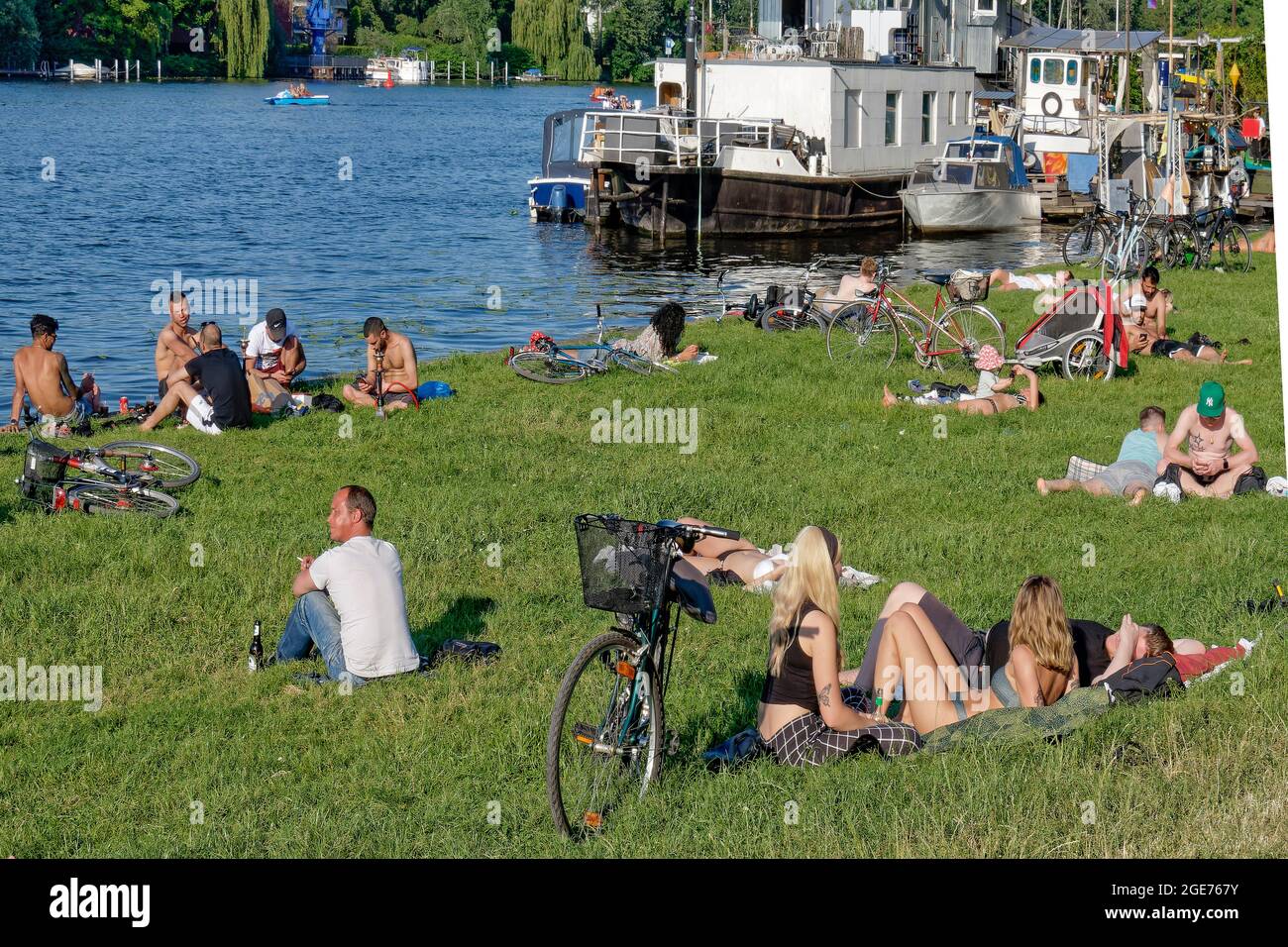 Sommerwetter in Berlin, Liegewiese im Treptower Park am Spreeufer, Hausboote, Treptow , Berlin Stock Photo