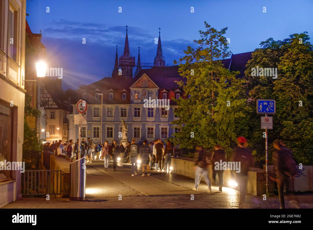 Jugendliche treffen sich abends zum Feiern auf der Unteren Brücke Bamberg, Partybrennpunkt, Oberfranken, Bayern, Deutschland Stock Photo