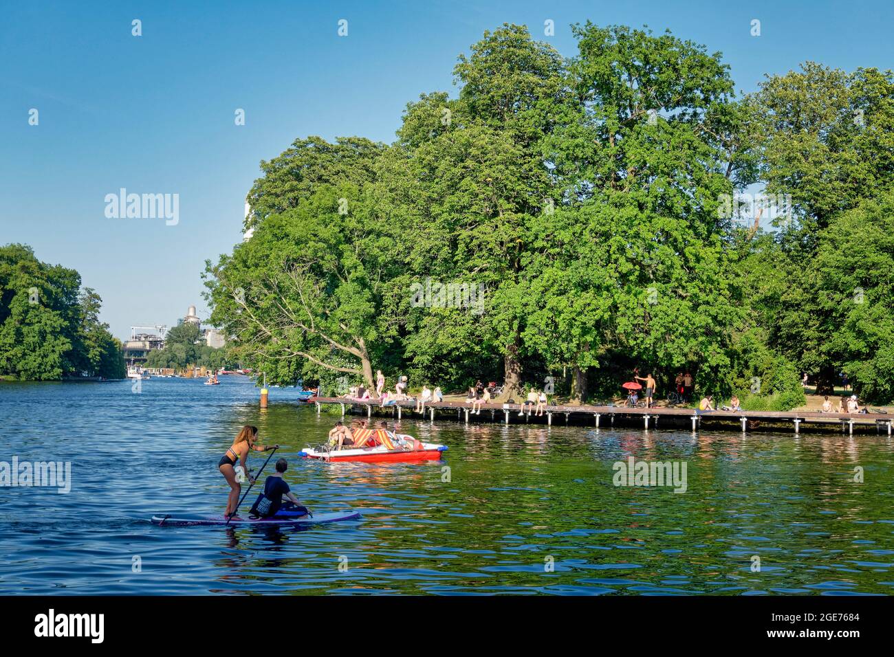 Sommerwetter in Berlin. Insel der Jugend, Spree, Tretboote, Fluss Spree, Flussinsel, Insel, Treptower Park, Berin-Treptow, Stock Photo