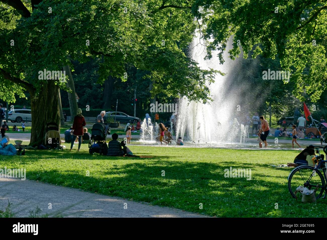 Sommer in Berlin , Familien am Springbrunnen im Treptower Park bei schönem Wetter , Berlin-Treptow Stock Photo