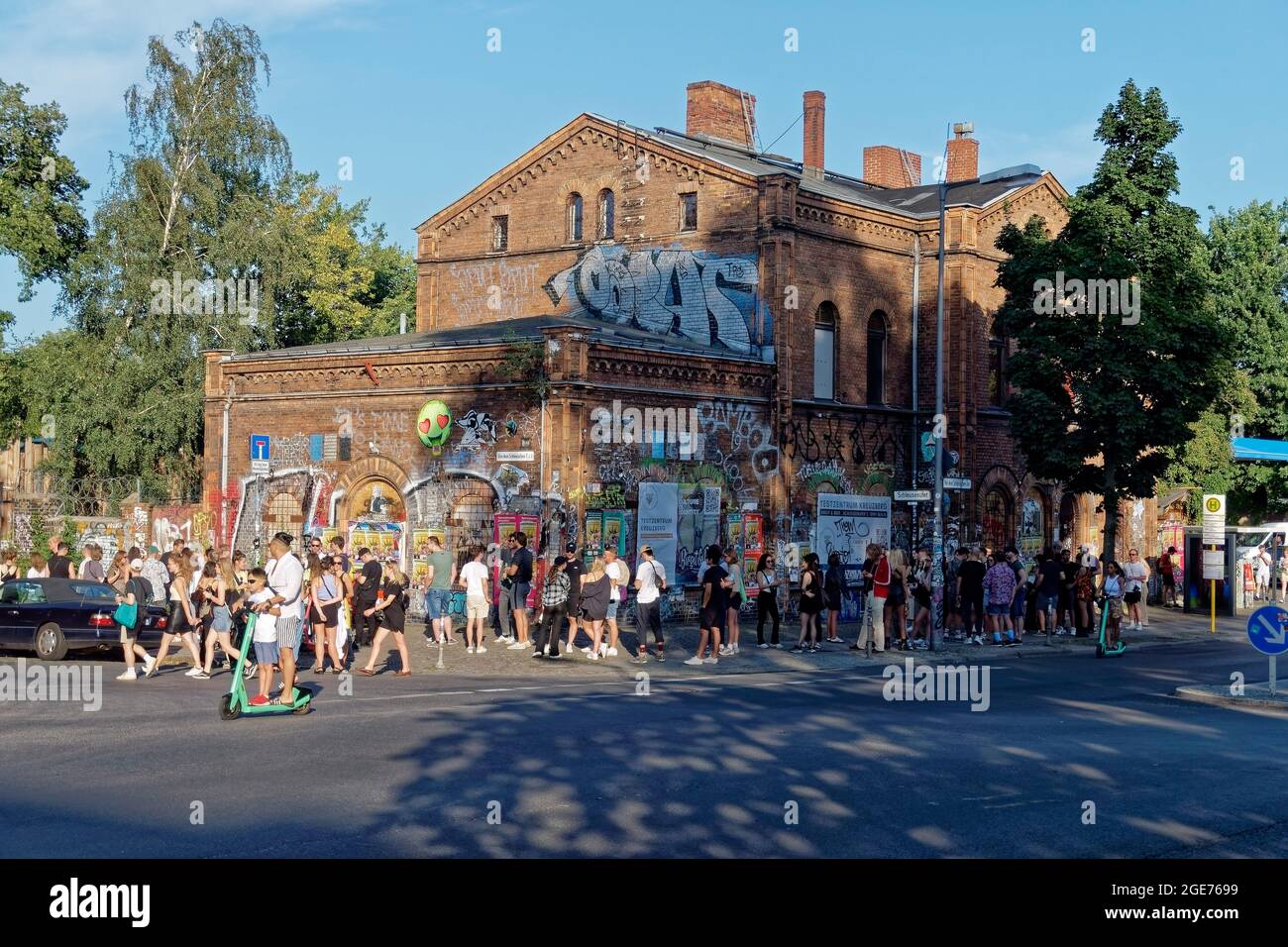 lange Warteschlangen vor den Clubs und Biergärten am Schleusenufer in Berlin-Kreuzberg , Aeden Club, Birgit & Bier. Zutritt nur mit Cornona Warn-App o Stock Photo