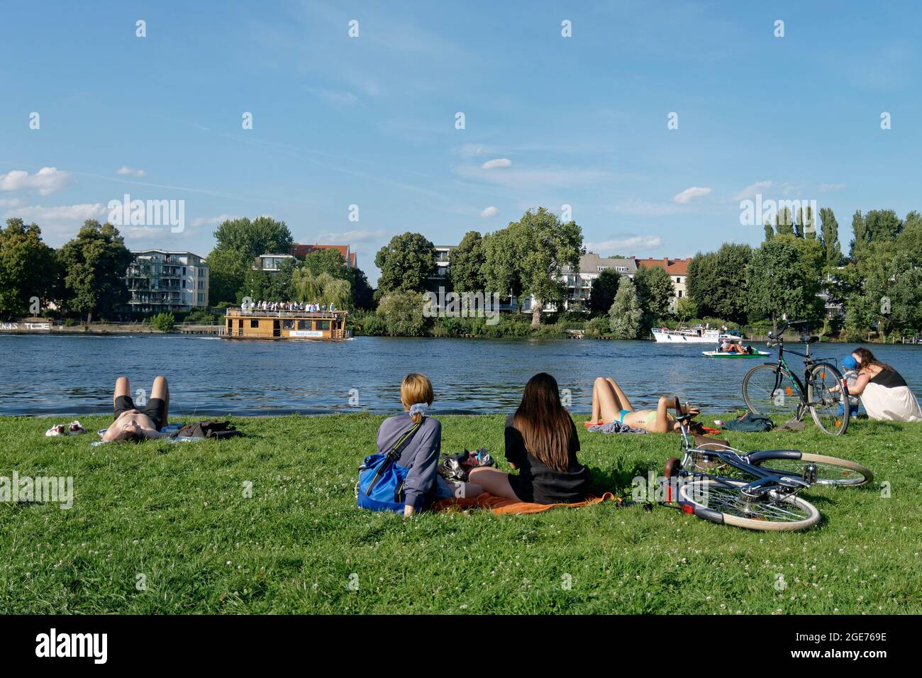 Sommerwetter in Berlin, Liegewiese im Treptower Park am Spreeufer, Spreedampfer, Treptow , Berlin Stock Photo