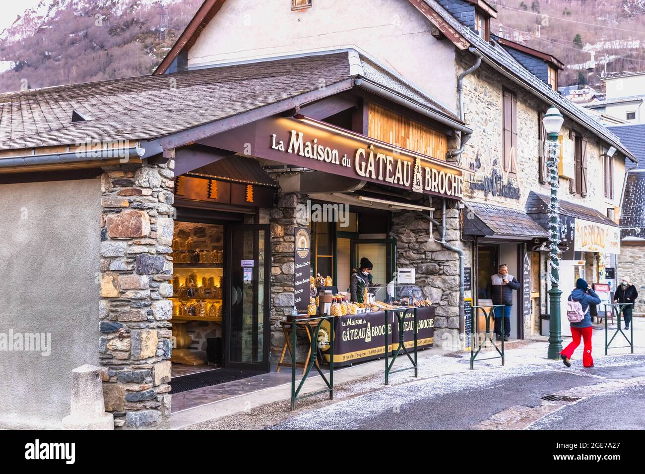 Saint Lary Soulan France December 26 Facade Of The Famous Boutique Maison Du Gateau A La Broche House Of The Gateau A La Broche In The Cit Stock Photo Alamy
