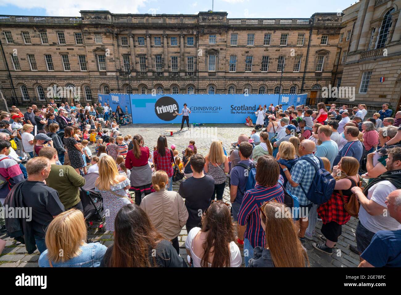 Edinburgh, Scotland, UK. 17th August  2021.  Large crowd watches a performance in West Parliament Square in the Old Town by a street performer during Edinburgh Festival Fringe 2021. Iain Masterton/Alamy Live news. Stock Photo