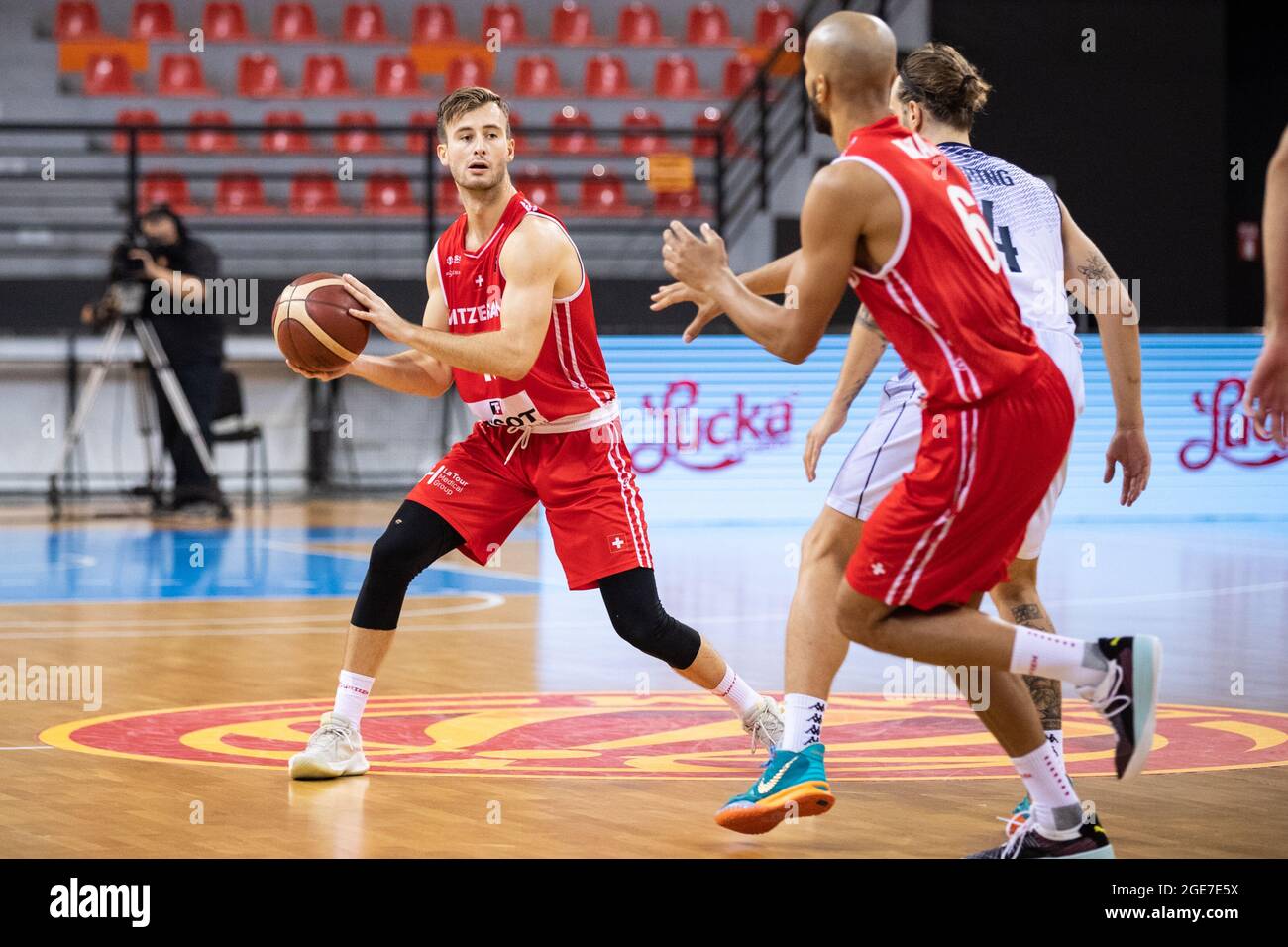 Slowakia, Switzerland, 17.08.2021, Skoplje, Jane Sandanski Arena, World Cup  European Pre-Qualifiers: Slowakei - Schweiz, #10 Clayton Le Sann ( Switzerland) and #6 Jonathan Kazadi (Switzerland) against #4 Mario Ihring  (Slovakia) (Photo by Nikola