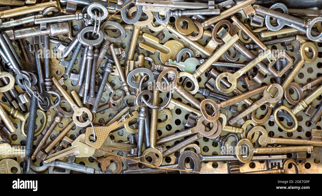 Overhead shot of vintage keys in a bunch Stock Photo - Alamy