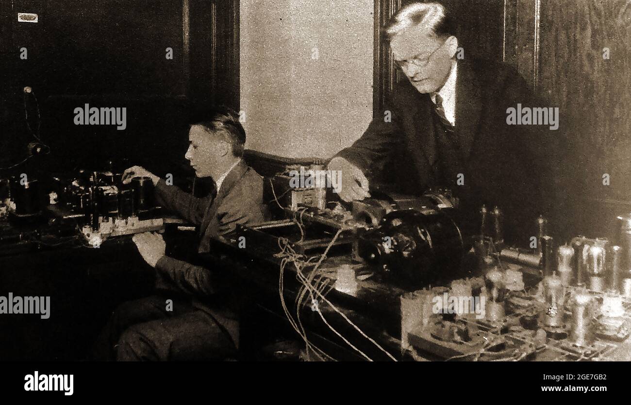 BBC - (British Broadcasting Company (Corporation) - 1926 Captain Ranger (or Granger? (right) with the then new equipment for sending & receiving international wireless pictures. Stock Photo