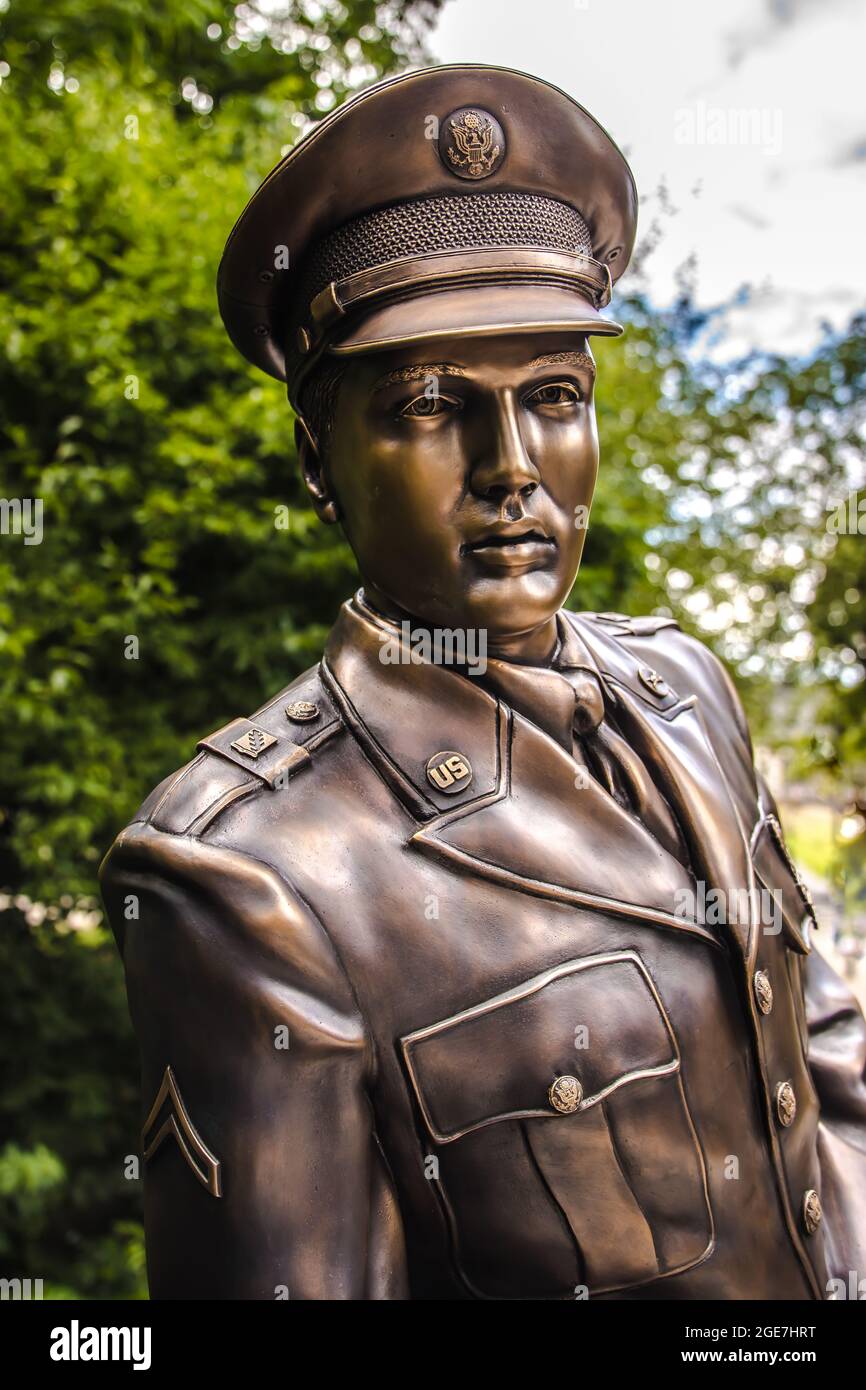 GERMANY - August 16, 2021 BAD NAUHEIM: Elvis Presley bronze sculpture  sponsered by Elvis Fans. ELvis Presley lived in BAD NAUHEIM during his  military Stock Photo - Alamy