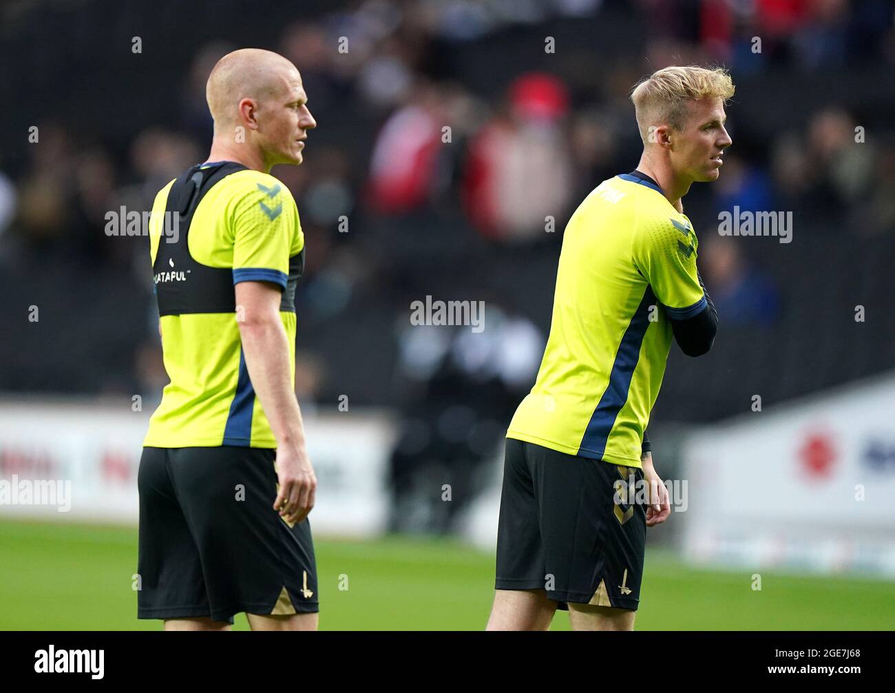 Charlton Athletic's Charlie Kirk (right) and Ben Watson warming up prior to kick-off during the Sky Bet League One match at Stadium MK, Milton Keynes. Picture date: Tuesday August 17, 2021. Stock Photo